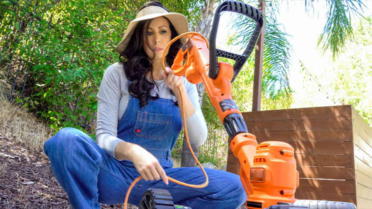 Reagan Foxx Help with Her Yard MYLF Hd Porn Video 2021