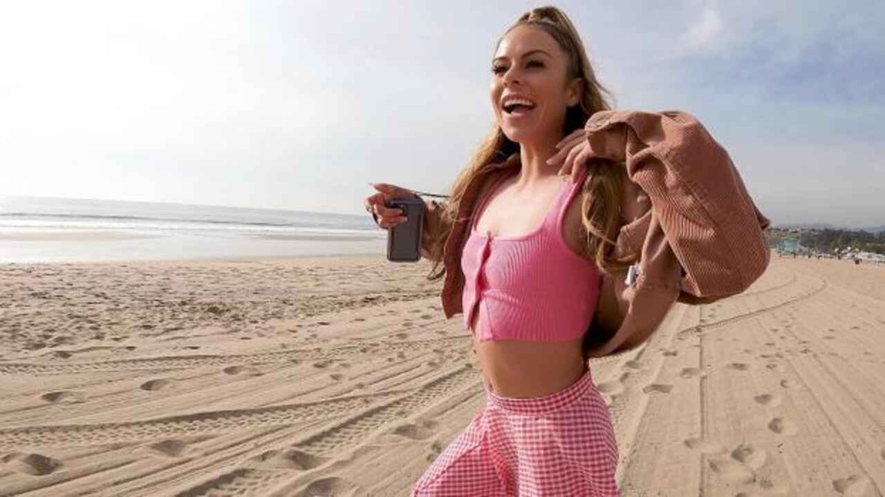 Bang RealTeens Summer Vixen Spreads Her Pussy Lips On The Beach