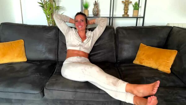jacquieetmicheltv – Pam extends her sports session with two studs!