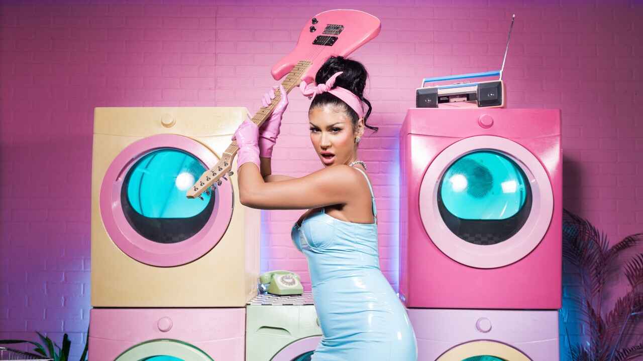 Twistys 23 08 05 Queenie Sateen TOTM – Showgirl XXX Video